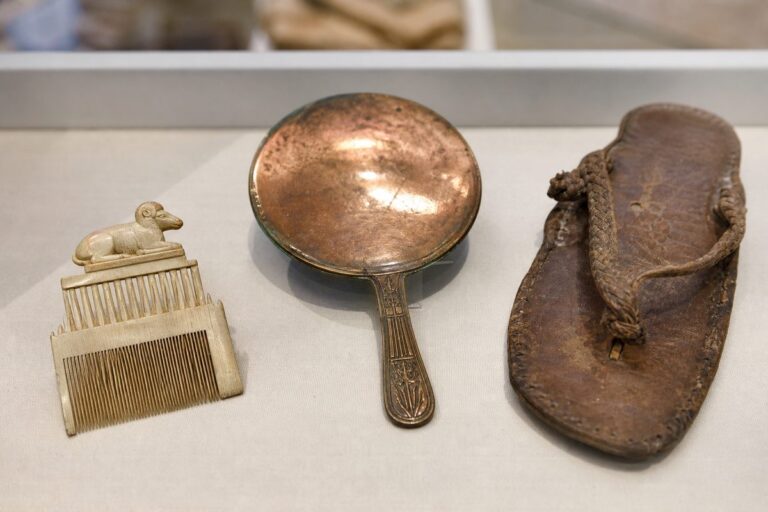 Peigne en os sculpté, miroir en cuivre et sandale en cuir de l’Égypte ancienne